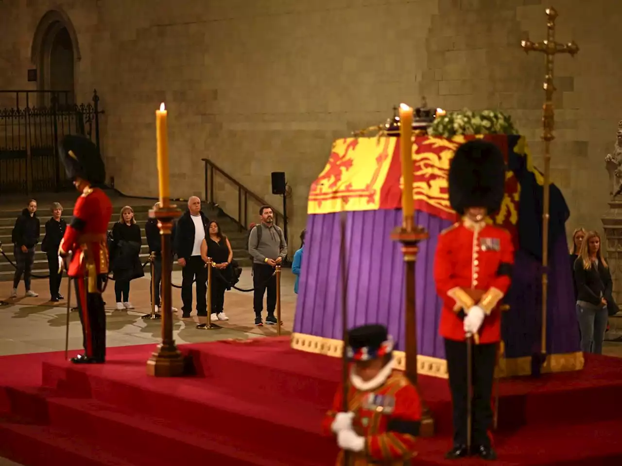 Royal guard collapses next to Queen’s coffin on first night of lying in state