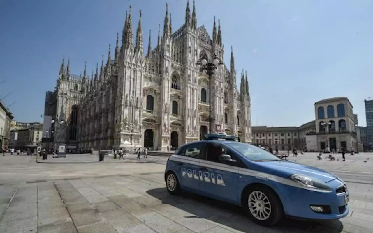 Si frattura caviglia sul Duomo di Milano, donna calata dall'alto