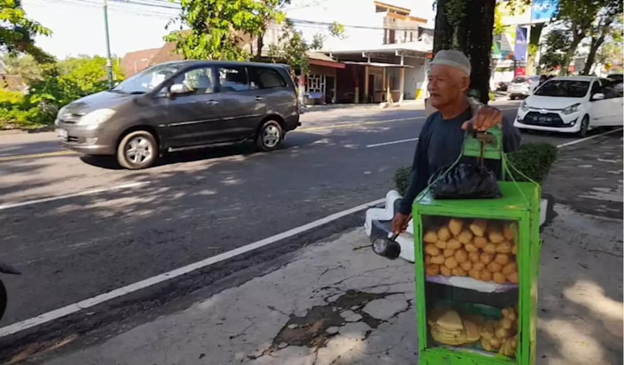 Kisah Mbah Karjo, Lansia selama 40 Tahun Keliling Jualan Gembukan di Boyolali