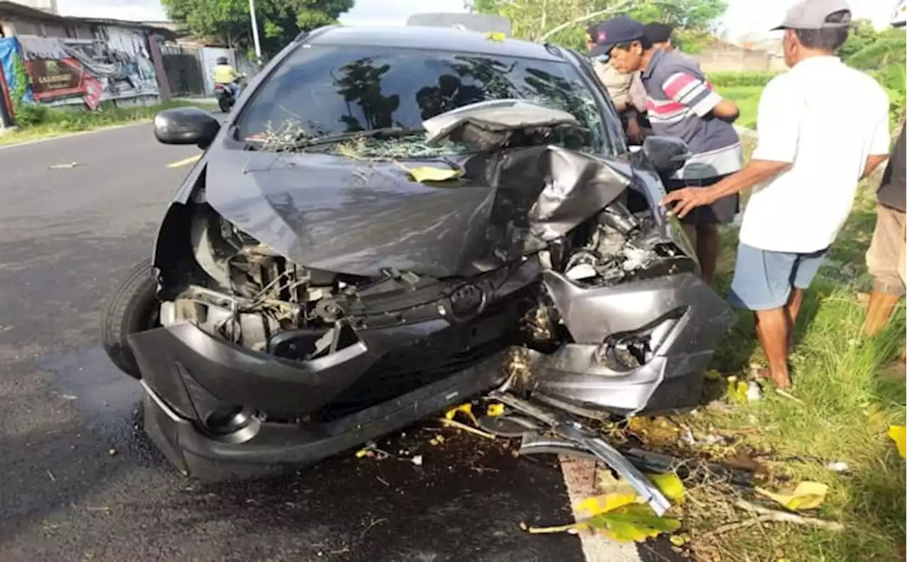 Mobil Ngebut Tabrak Pohon di Jalan Parangtritis, Lima Orang Luka-Luka