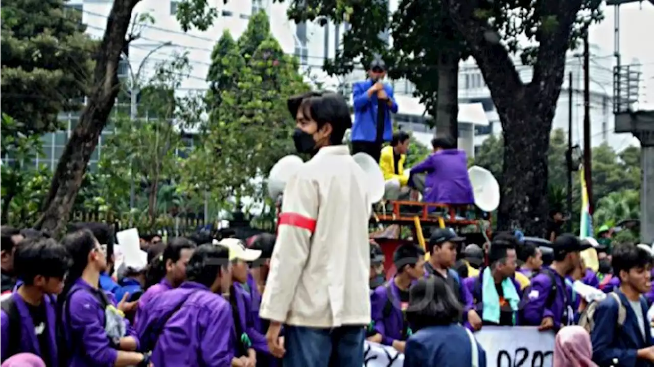 Demonstran BEM SI di Jakarta Ricuh dengan Polisi, Mahasiswa Rusak Kawat Berduri