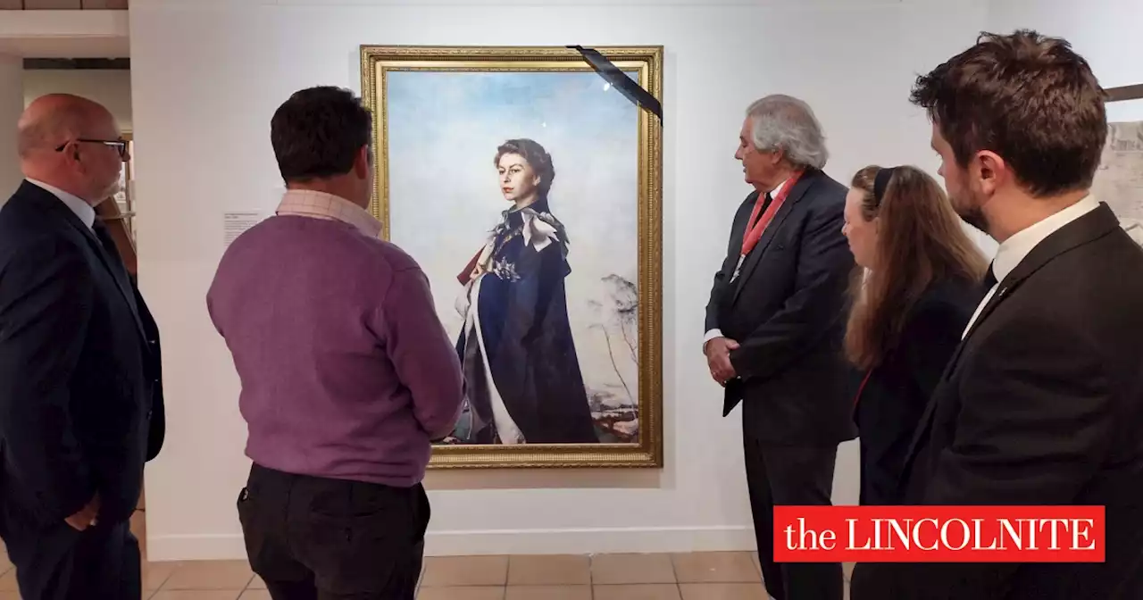 Grimsby fishing community pay their respects to The Queen