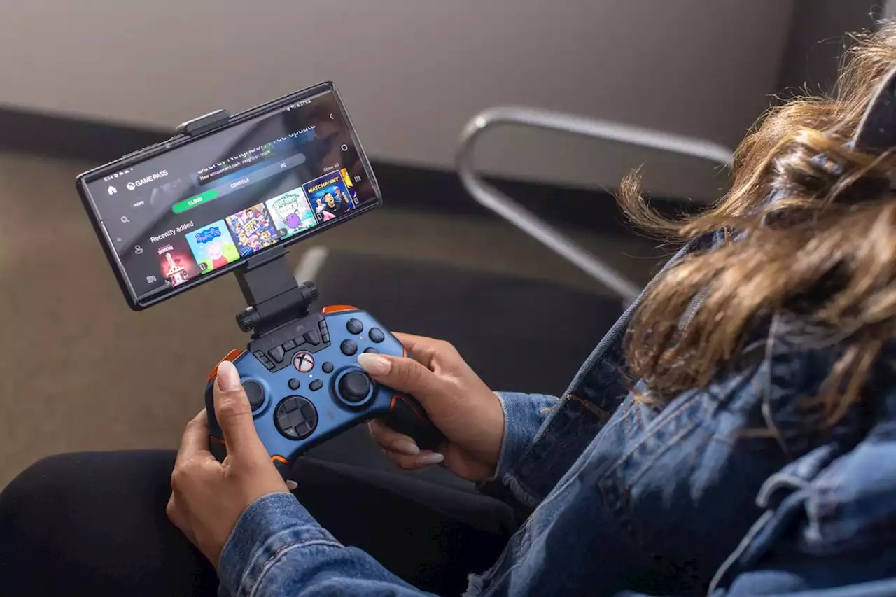 This wired Xbox controller has Bluetooth for use with phones