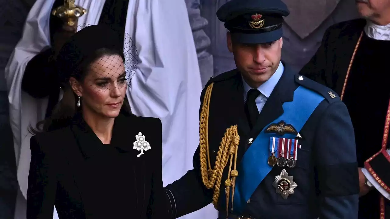 Kate Middleton nella camera ardente, il dress code e le perle simbolo di lutto (come stabilì la regina Vittoria)