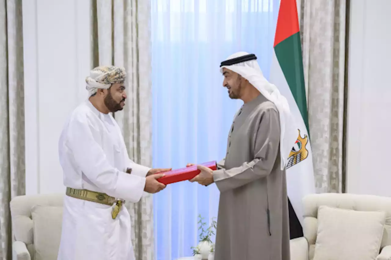 رئيس الدولة يتسلم رسالة خطية من سلطان عمان خلال استقباله المبعوث الخاص