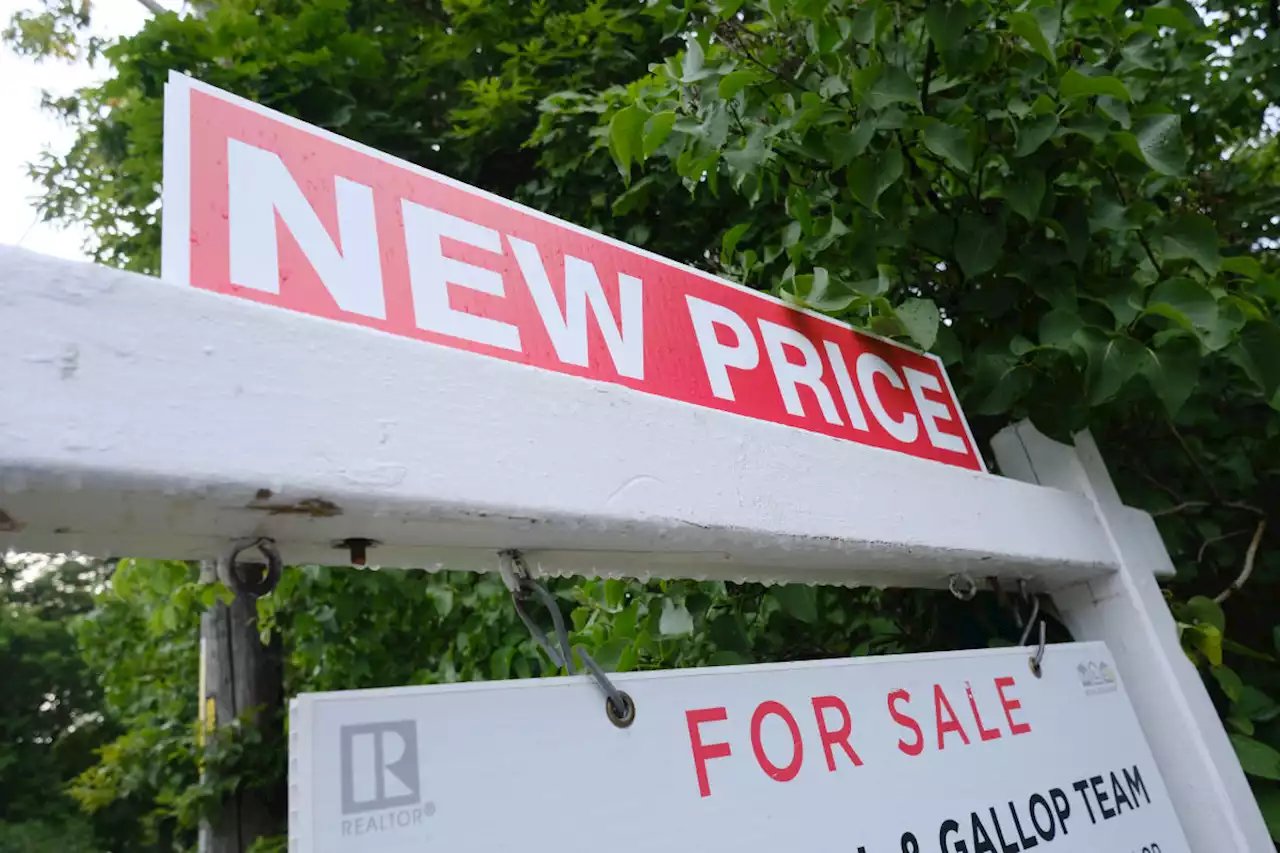 Canadian real estate: August home sales slow, 2022 price forecast cut