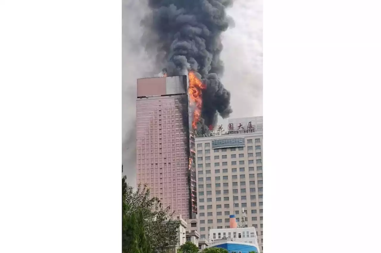 Riesige Flammen, schwarzer Rauch: Großbrand in chinesischem Wolkenkratzer