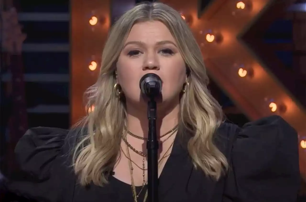 Kelly Clarkson Celebrates the End of ‘Dog Days’ With Passionate Florence + The Machine Cover: Watch