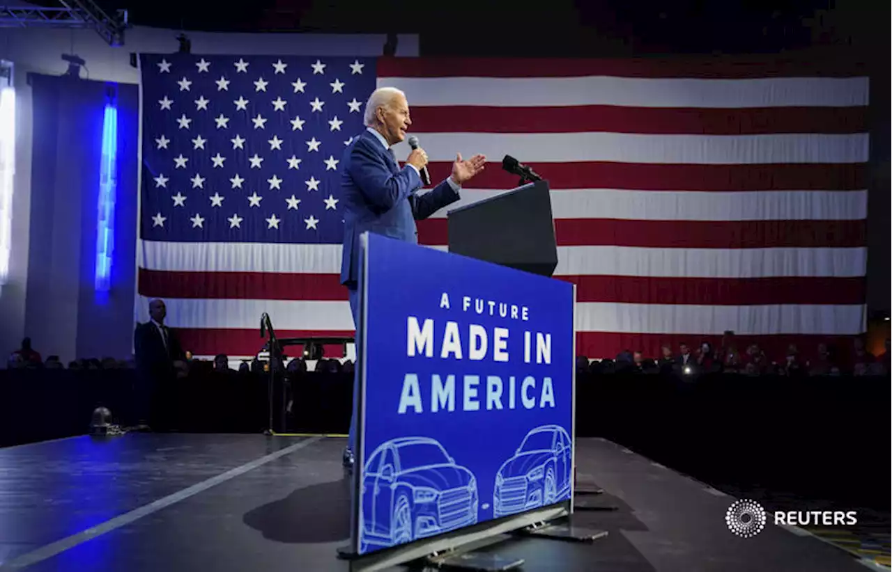 BVTV: Biden's side car show | Reuters Video