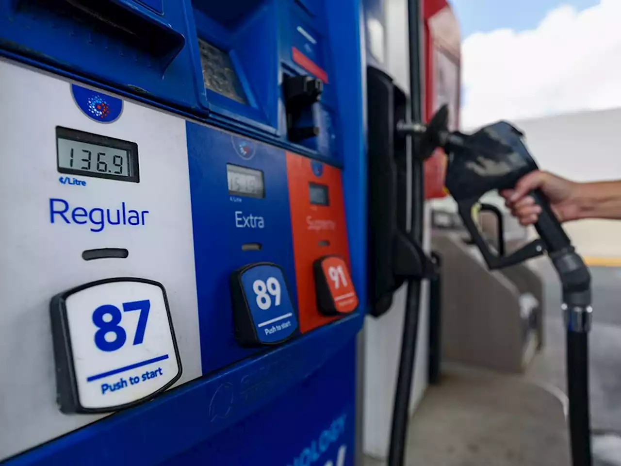 'Ridiculous': Red Deer gas war leaves Calgary drivers fuming