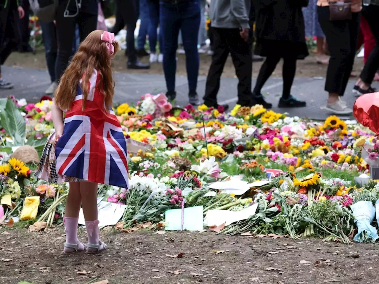 Mourners brave 9-hour wait to say goodbye to Queen Elizabeth