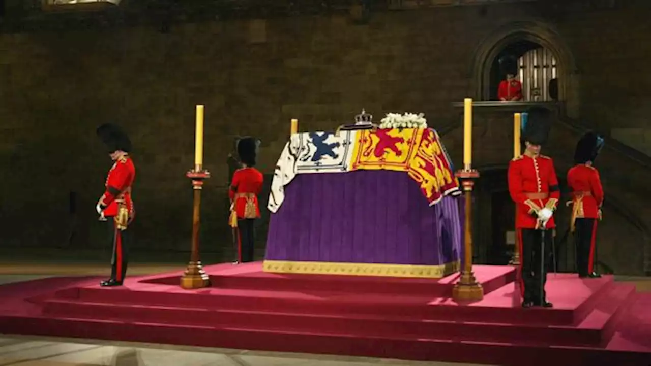 La veglia per la regina Elisabetta dei quattro figli a Westminster Hall La diretta