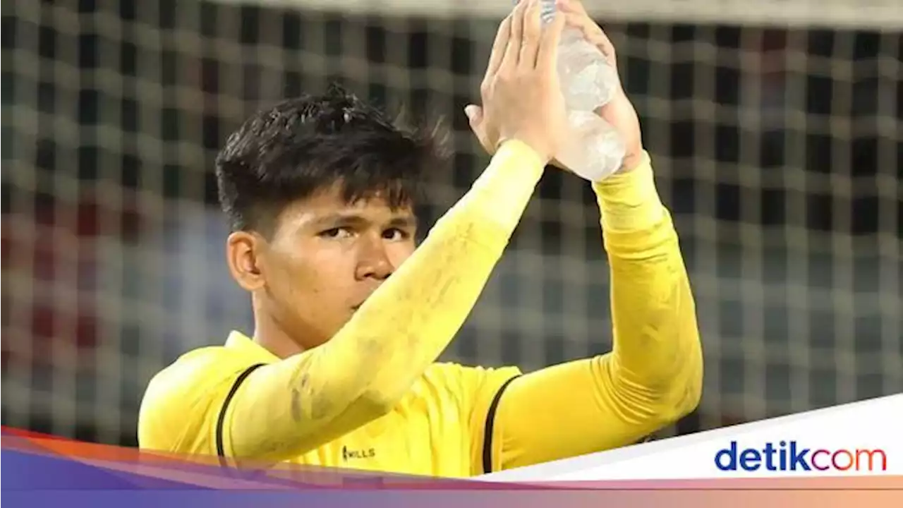 Momen Kiper Cahya Kena Benturan, Langsung Diangkut Ambulans