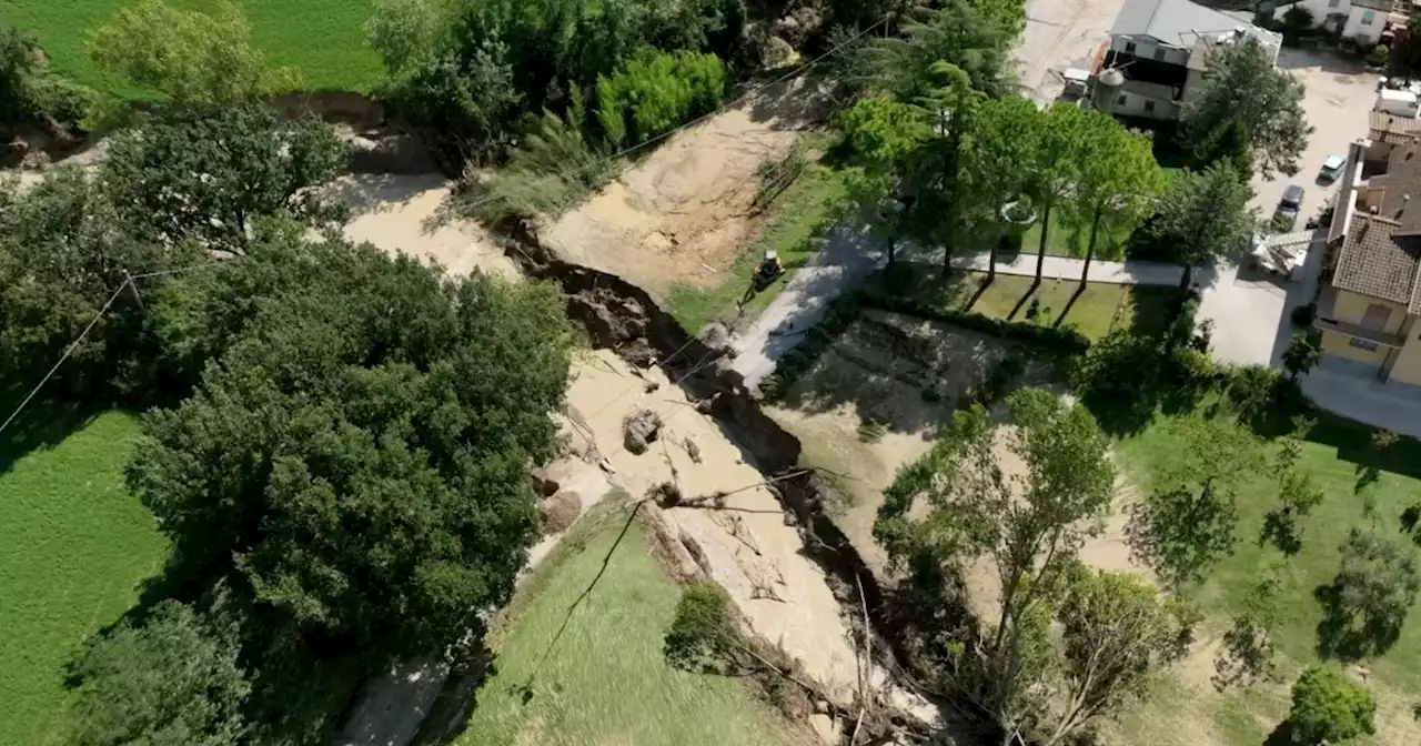 Alluvione nelle Marche, crolla un ponte sul fiume Misa il drone in volo su Arcevia. Le immagini aeree dall'entroterra - Il Fatto Quotidiano