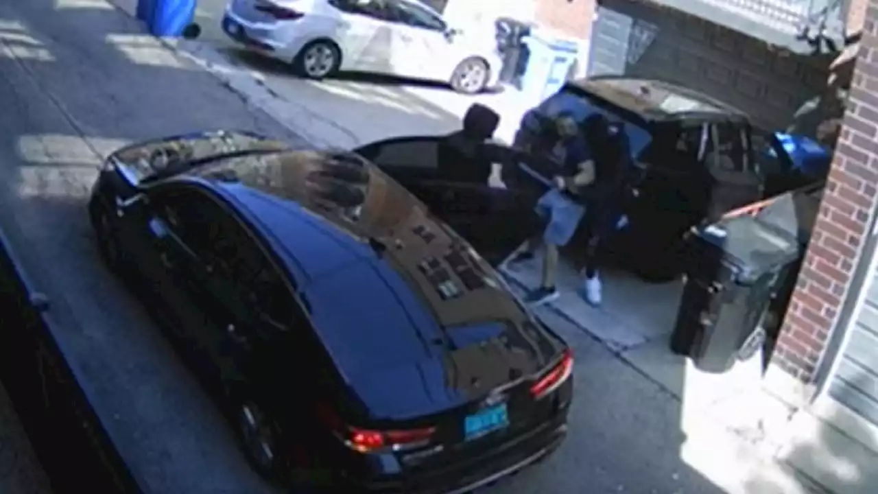 Chicago Police ordered to let suspect vehicle get away after caught-on-camera gunpoint robbery, reports say