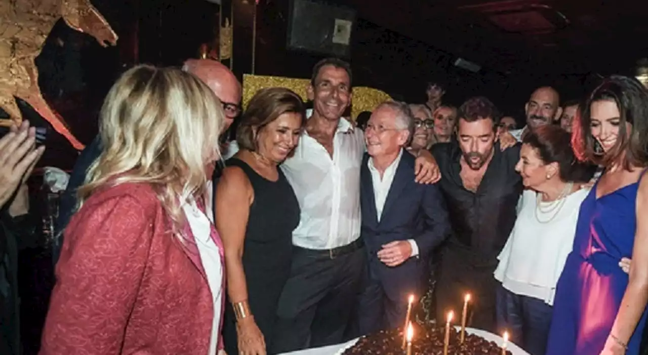 Alberto Matano, festa (glamour) per i suoi primi 50 anni: musica, parata di vip e una sola candelina