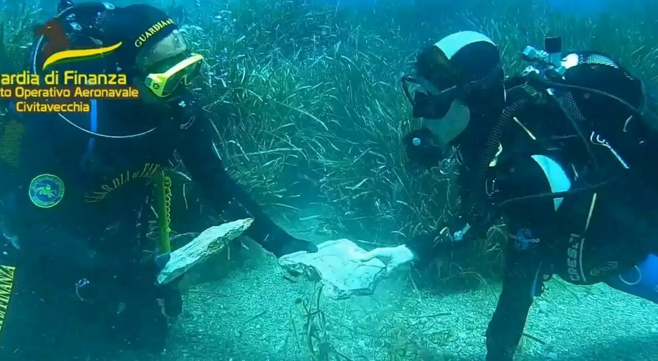 Ponza, scoperti in fondo al mare i tesori della villa imperale: riaffiorano splendide lastre dell'età di Augusto