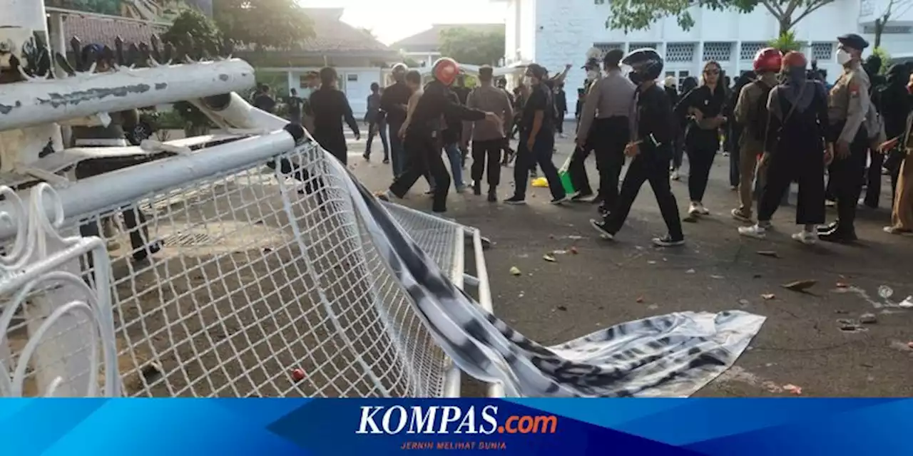 Demo Tolak Kenaikan Harga BBM, Mahasiswa Jebol Pagar Kantor Pemkab Banyuwangi