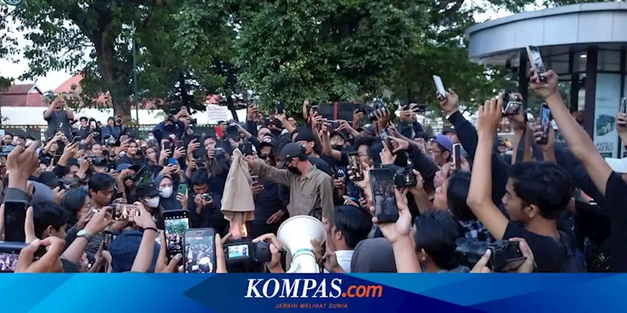 Mahasiswa Bakar Jas Almamater Saat Demo Kenaikan Harga BBM, Ini Respons UGM