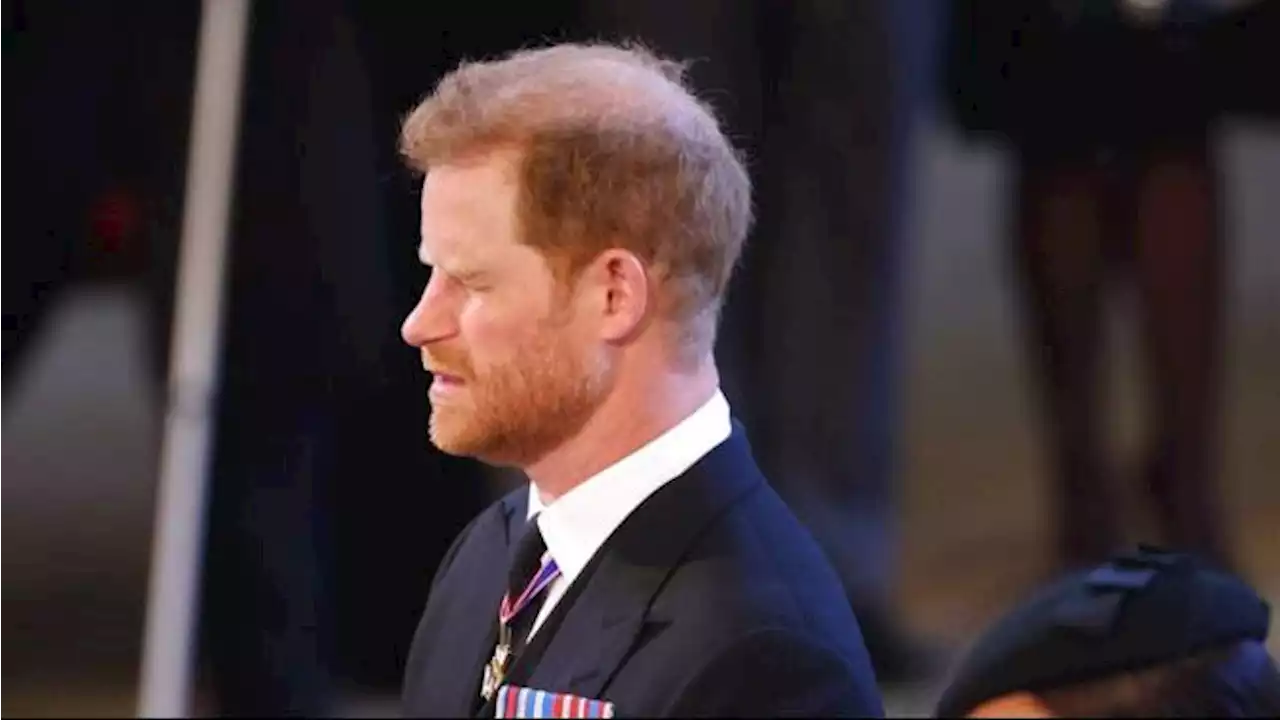 Sempat Dilarang, Pangeran Harry Bisa Pakai Seragam Militer saat Malam Penjagaan Ratu Elizabeth II