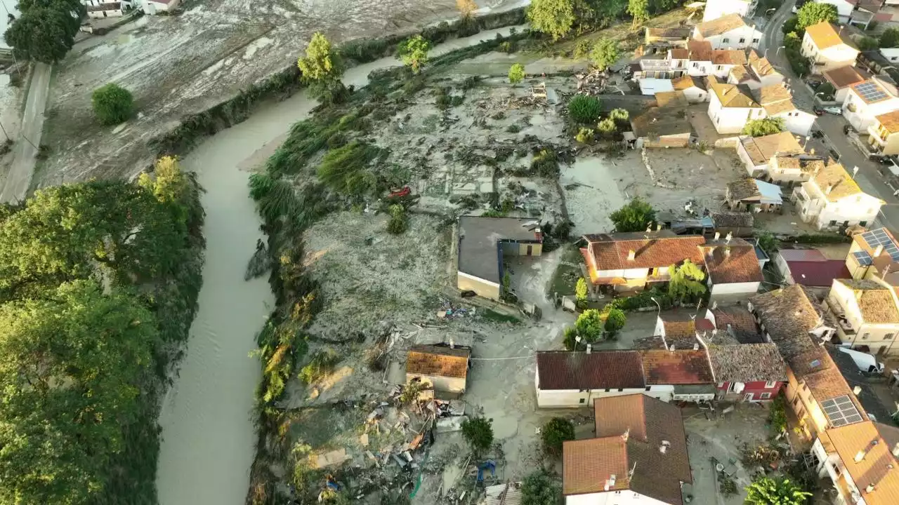 Alluvione nelle Marche, Pianello di Ostra devastata: auto trascinate e distruzione viste dal drone