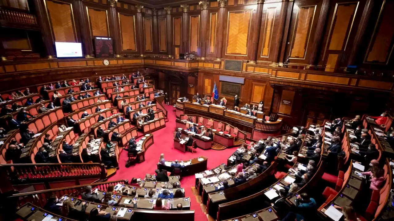 Sì al dl Aiuti ter, bonus per i redditi sotto i 20 mila euro, 400 milioni per la sanità. Taglio delle accise sulla benzina per tutto novembre, mappa delle concessioni pubbliche ma la Lega vota contro