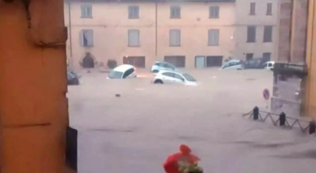 Maltempo, bomba d'acqua nelle Marche: si temono dispersi. «Strade come fiumi, auto trascinate via»