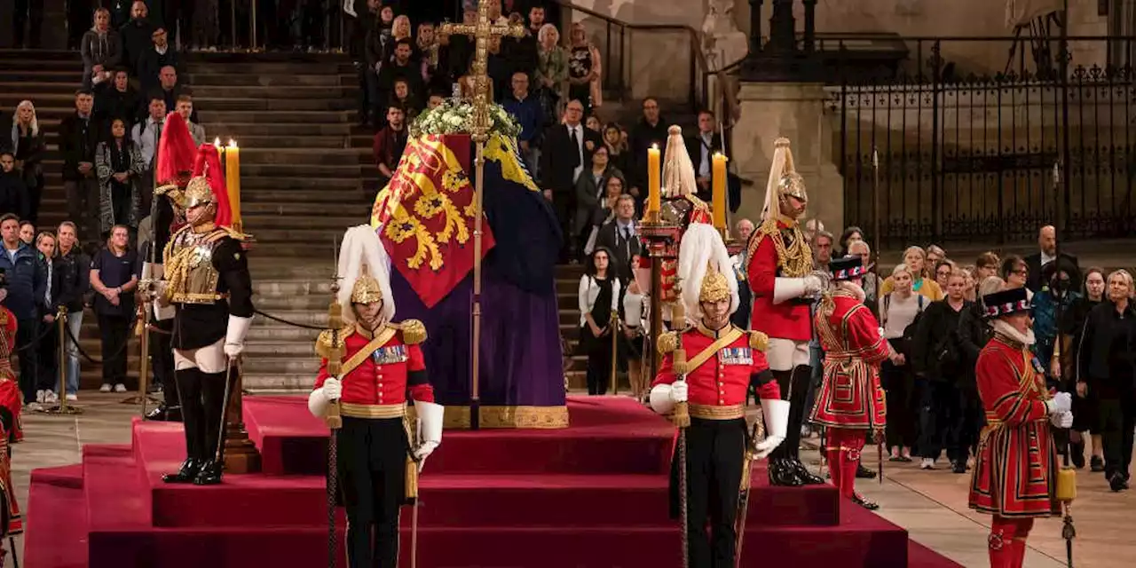 L’accès à la file d’attente pour voir le cercueil d’Elizabeth II suspendu en raison de l’affluence