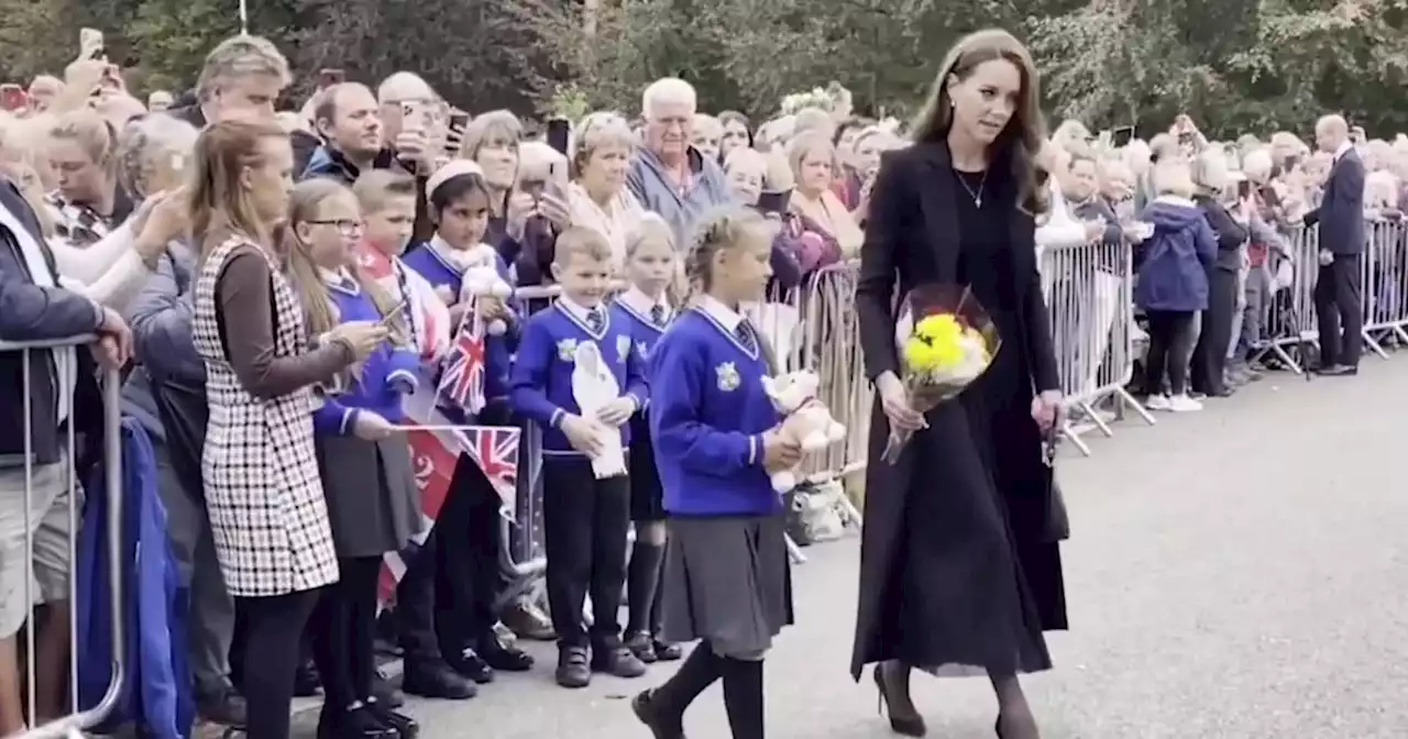 L'émotion d'Elizabeth, 8 ans, accompagnée par Kate Middleton pour déposer des fleurs pour la reine, avant de pleurer de joie