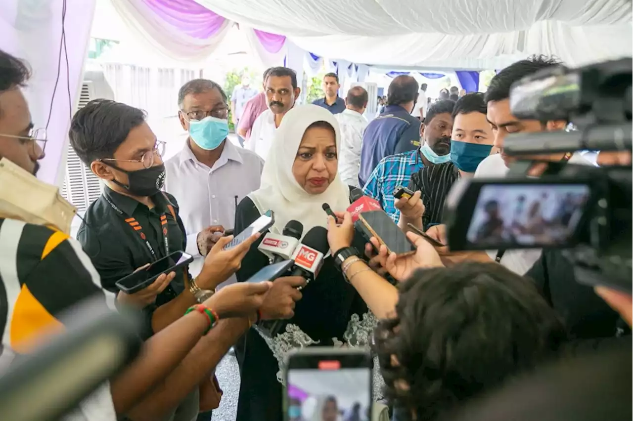 Many, including politicians from both sides, pay last respects to Samy Vellu