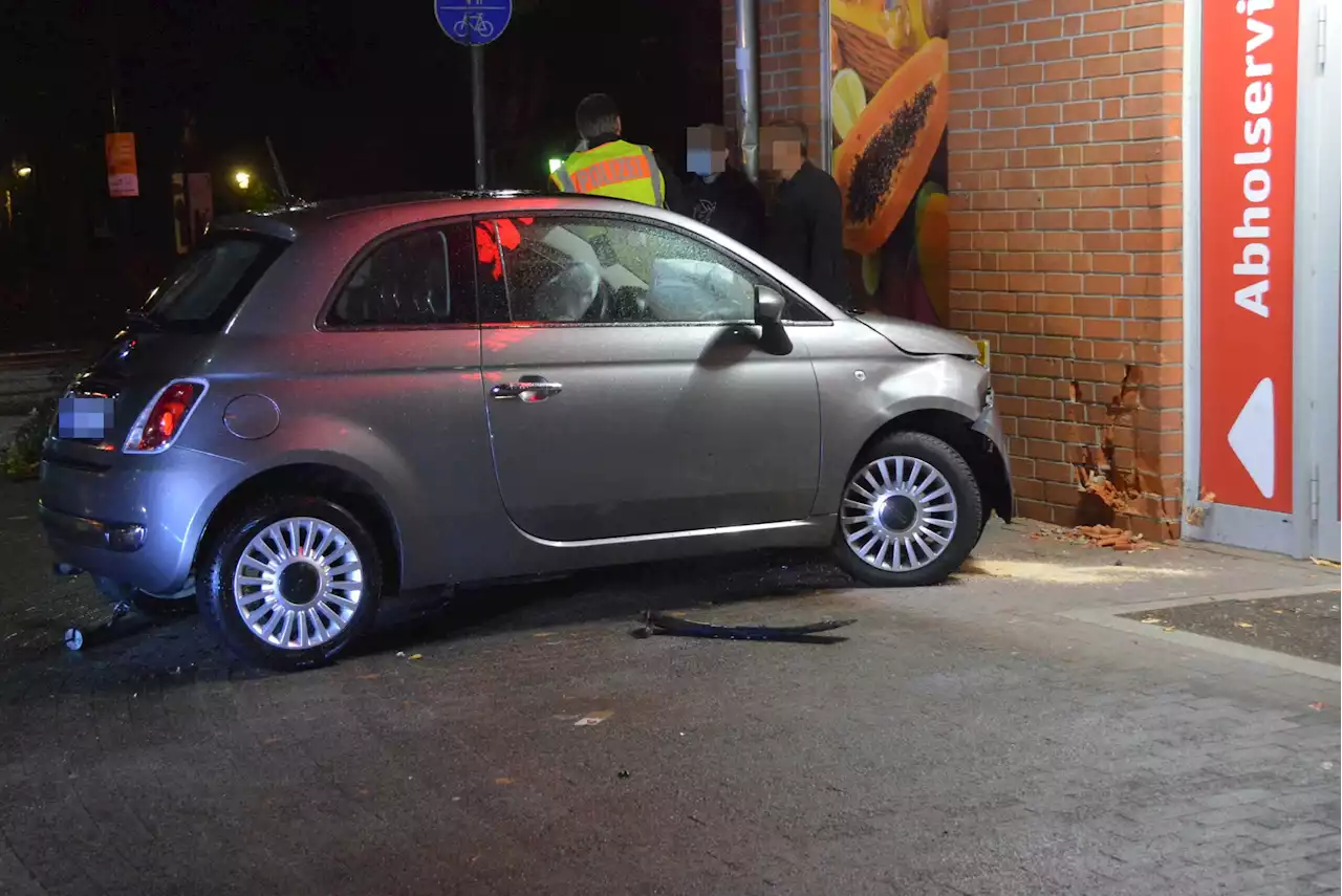 Nach Unfall: Auto kracht in Supermarkt-Fassade – zwei Verletzte