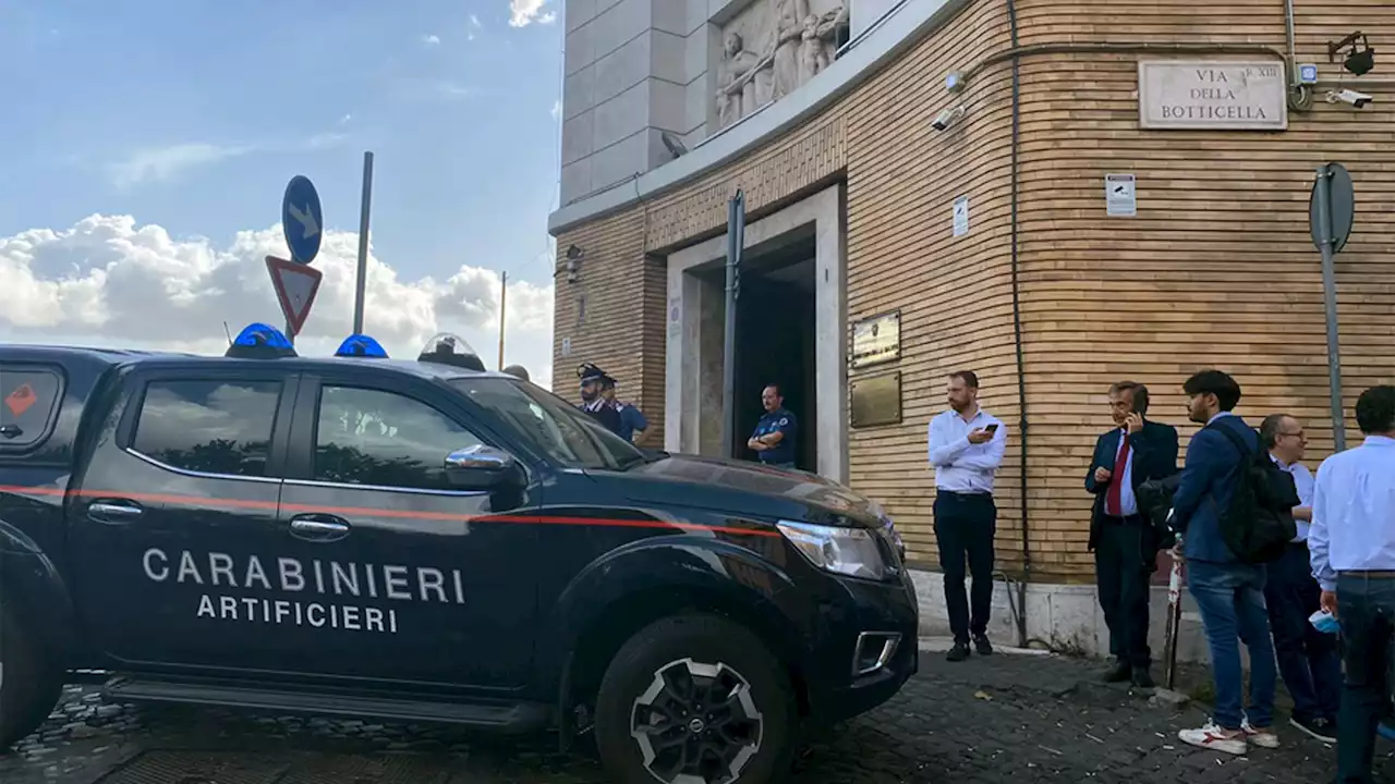 Telefonata segnala bomba al ministero della Salute: dipendenti evacuati, artificieri sul posto