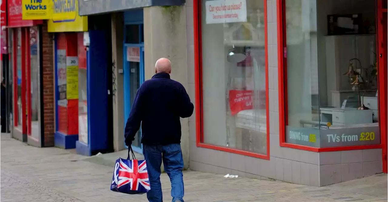 UK retail sales plunge, underlining risk of recession