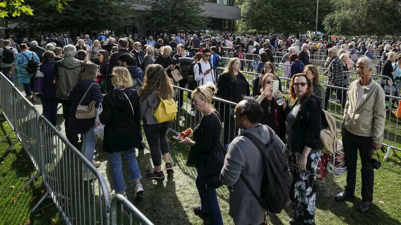 Avant les funérailles d'Elizabeth II, une file d'attente impressionnante pour lui dire adieu