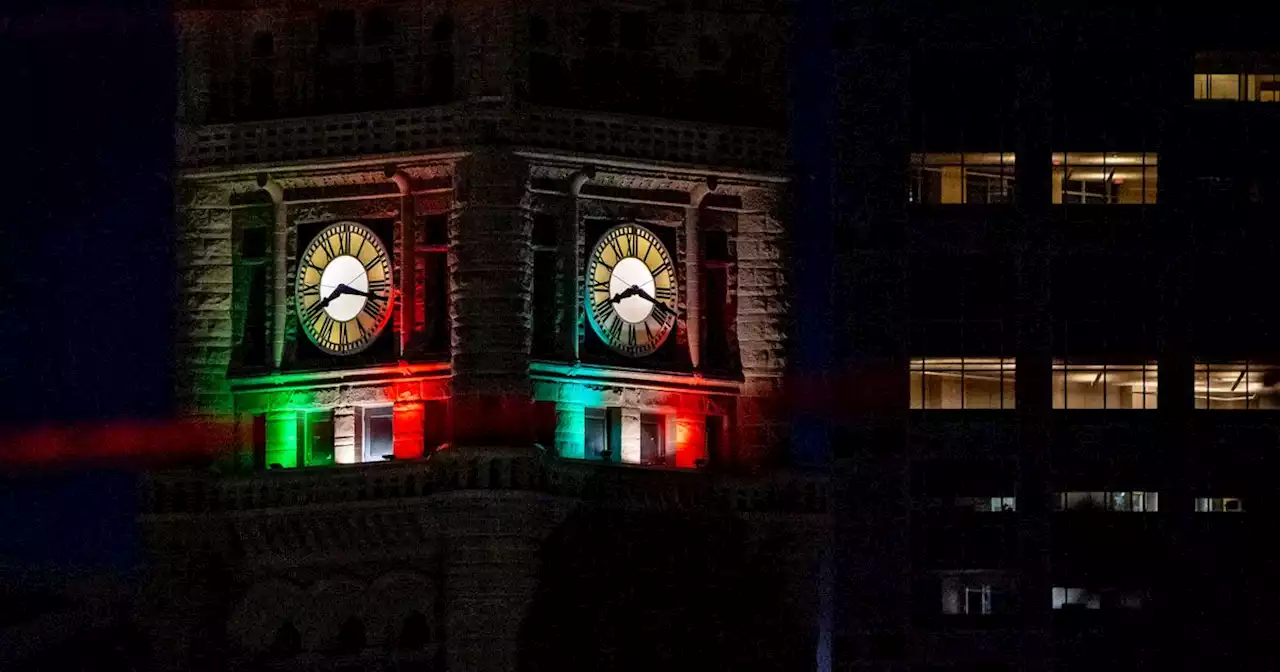 ¿Por qué el Ayuntamiento y el Walker Center están decorados con luces de diferentes colores?