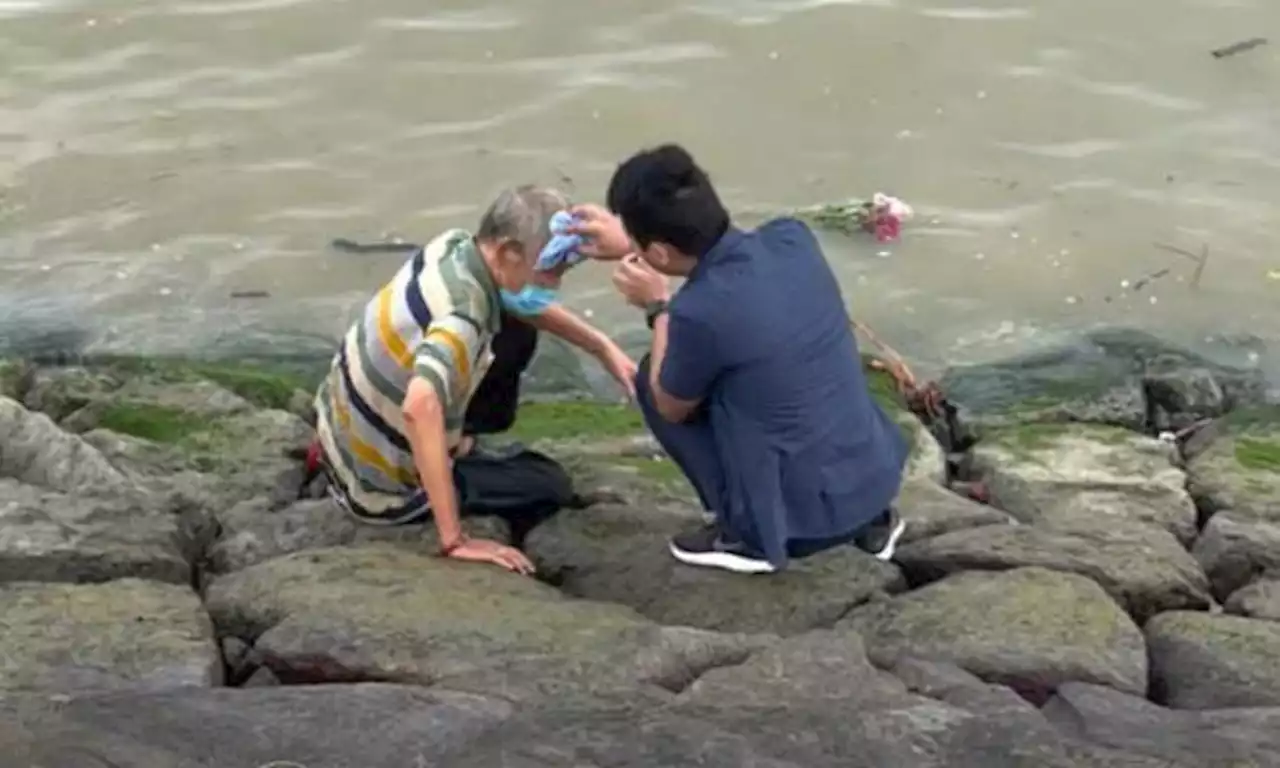 Man slips and hits his head on rocks at Changi Beach while trying to say late prayer for wife