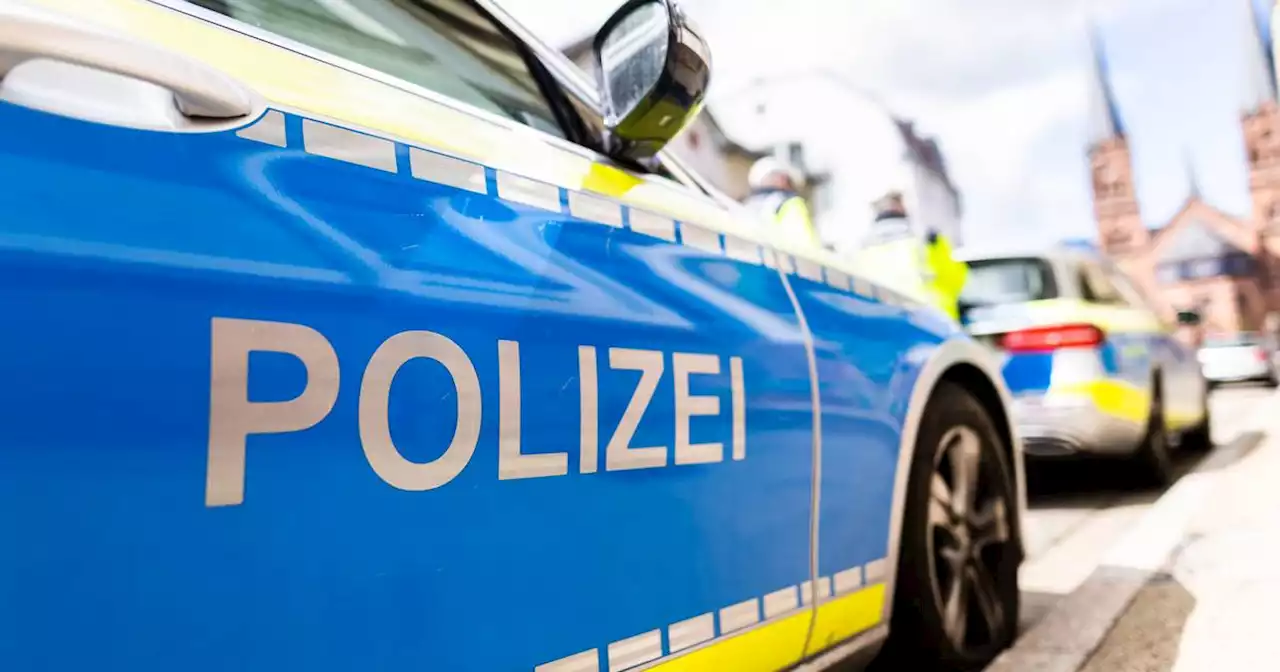 Zeugen gesucht: Polizeibekannter Mercedes-Fahrer überfährt rote Ampel und liefert sich Verfolgungsjagd mit der Polizei