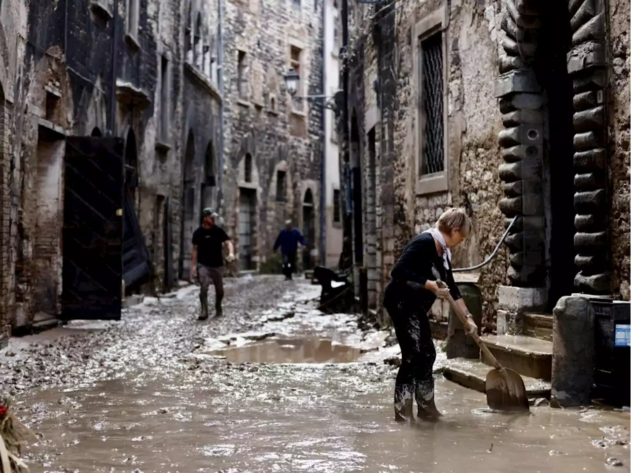 Floods in Italy kill 10; survivors plucked from roofs, trees