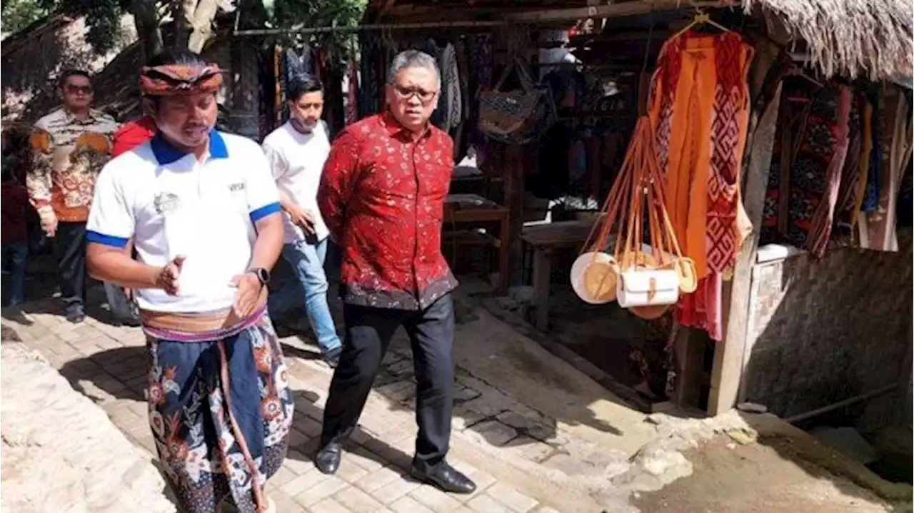 Datangi Desa Sade NTB, Hasto Dipakaikan Baju Adat