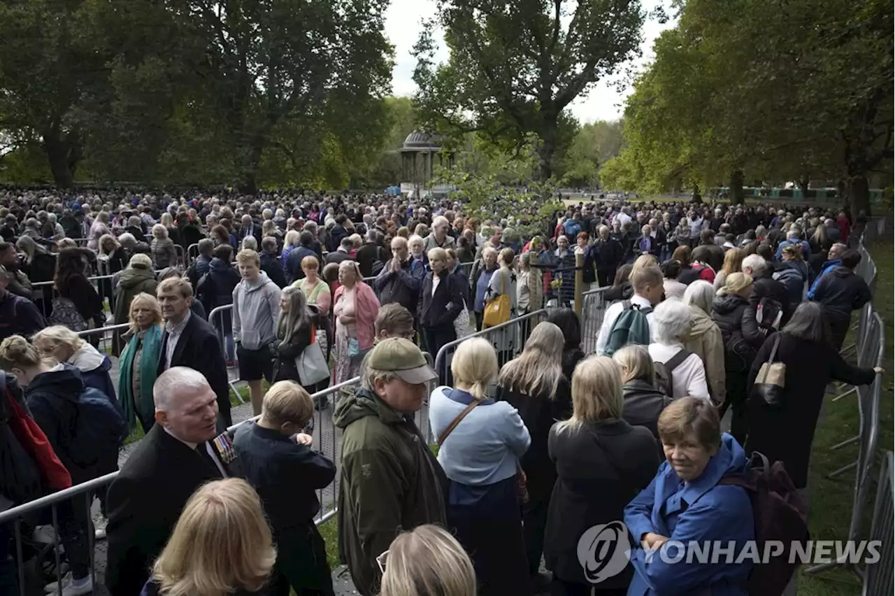 英여왕 참배 줄 8㎞, 신규 진입 중단…중국 대표단 참배 거부돼 | 연합뉴스