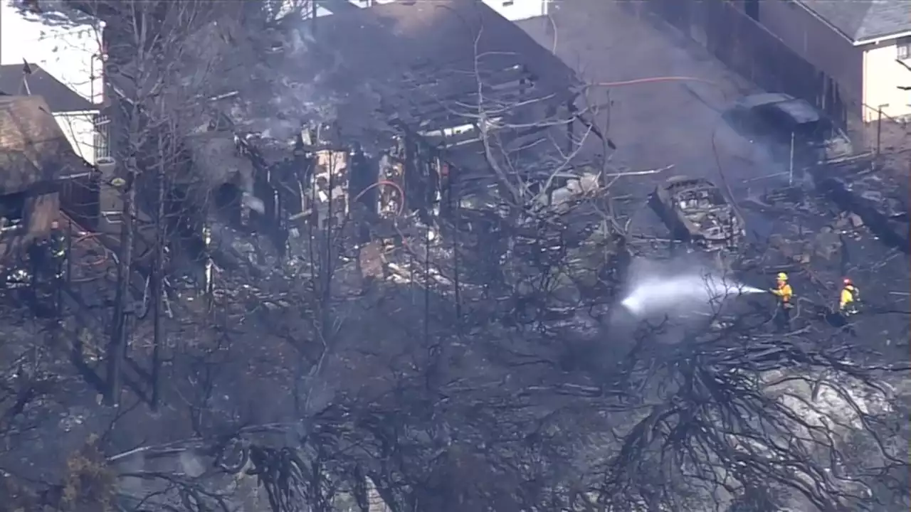 LIVE: At least 2 homes destroyed after spot fires along I-580 spread into Oakland neighborhood