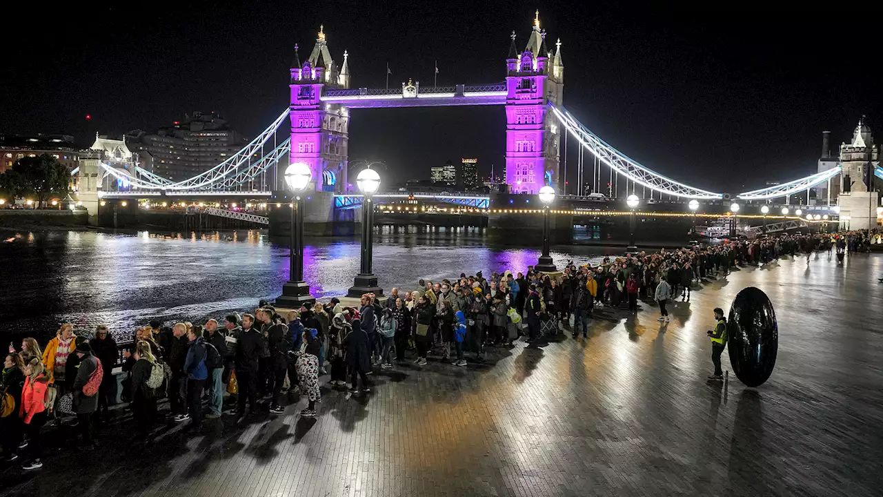 Thousands wait in cold overnight to pay respects to Queen Elizabeth II