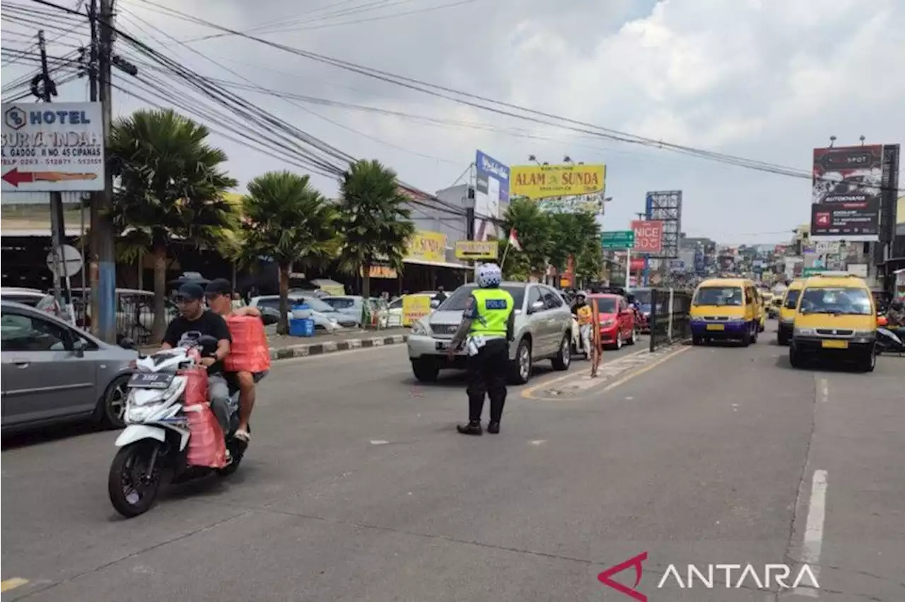 Polisi berlakukan sistem satu arah antisipasi macet di jalur Puncak