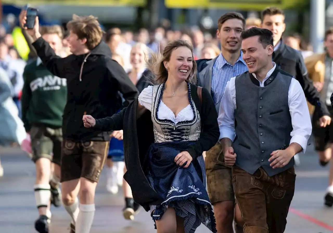 Warten auf die Wiesn: Großer Andrang aufs Festgelände