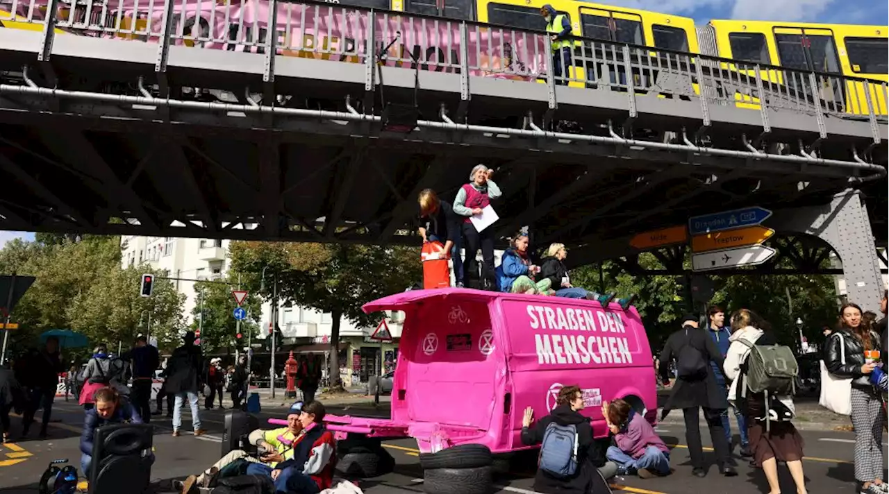 „Extinction Rebellion“ blockiert Schlesisches Tor in Kreuzberg