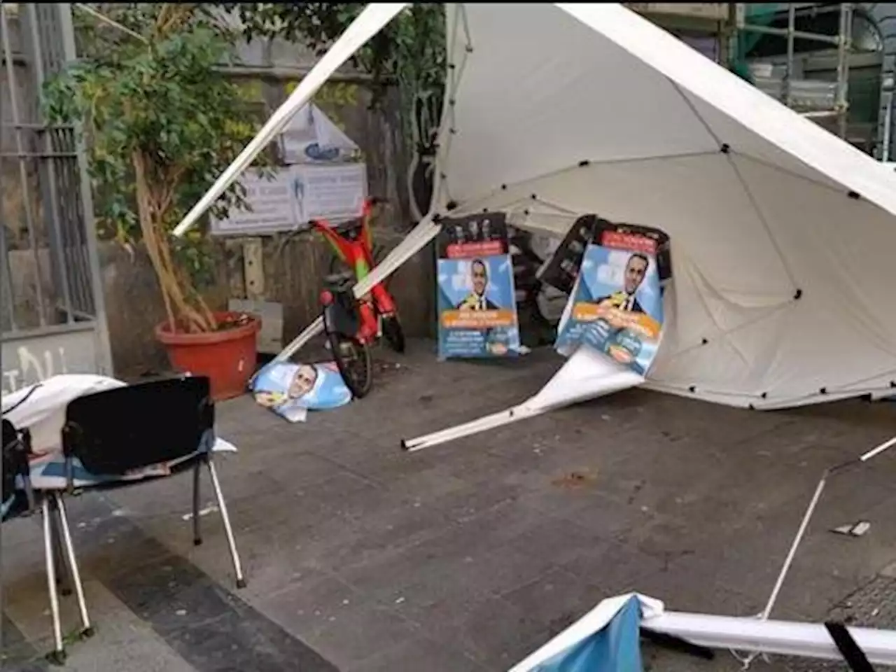 Napoli, distrutto gazebo elettorale di Impegno Civico. Di Maio: «I ragazzi sono stati malmenati: inaccettabile»