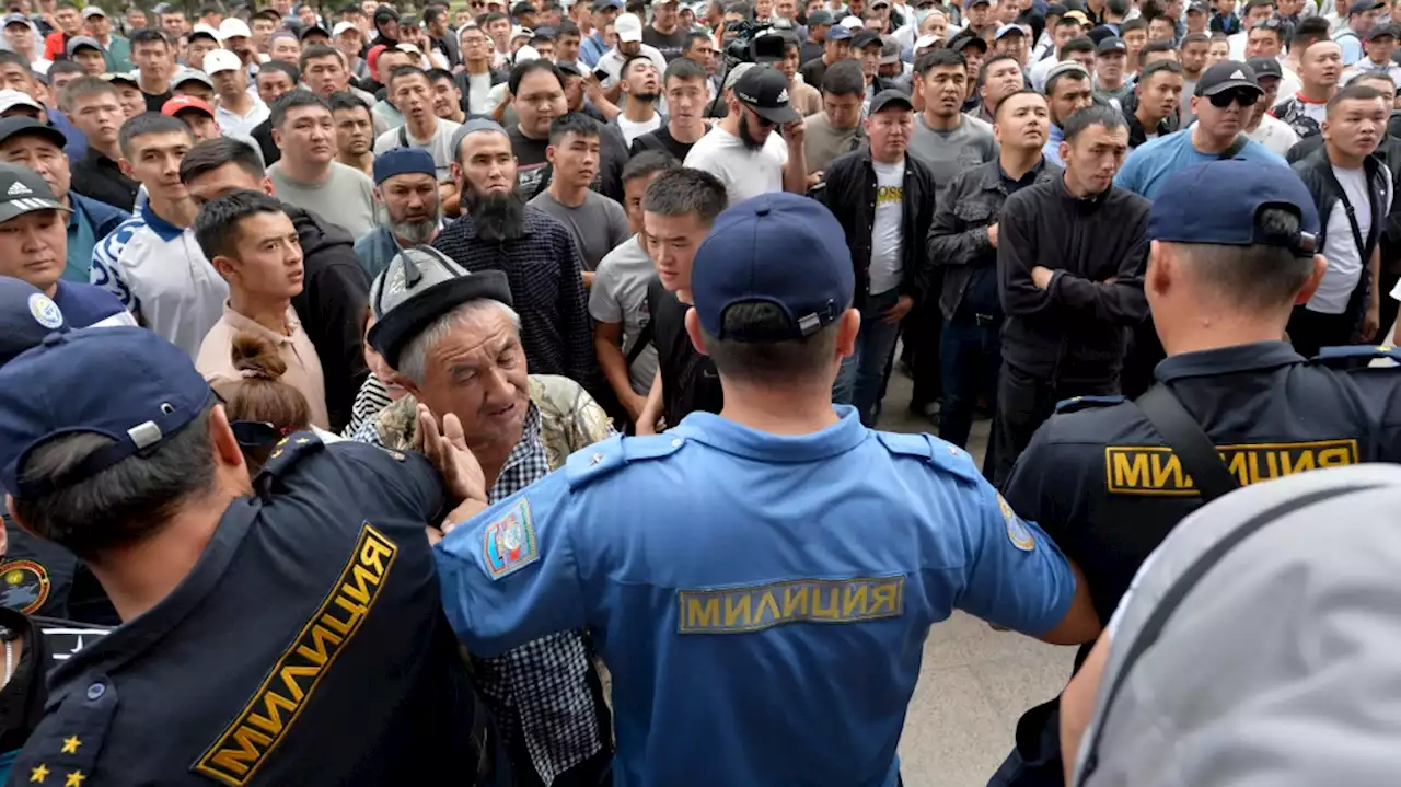 2 killed, scores wounded in clashes on Kyrgyz-Tajik border