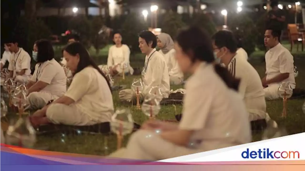 Meresapi Heningnya Full Moon Meditation di Candi Borobudur