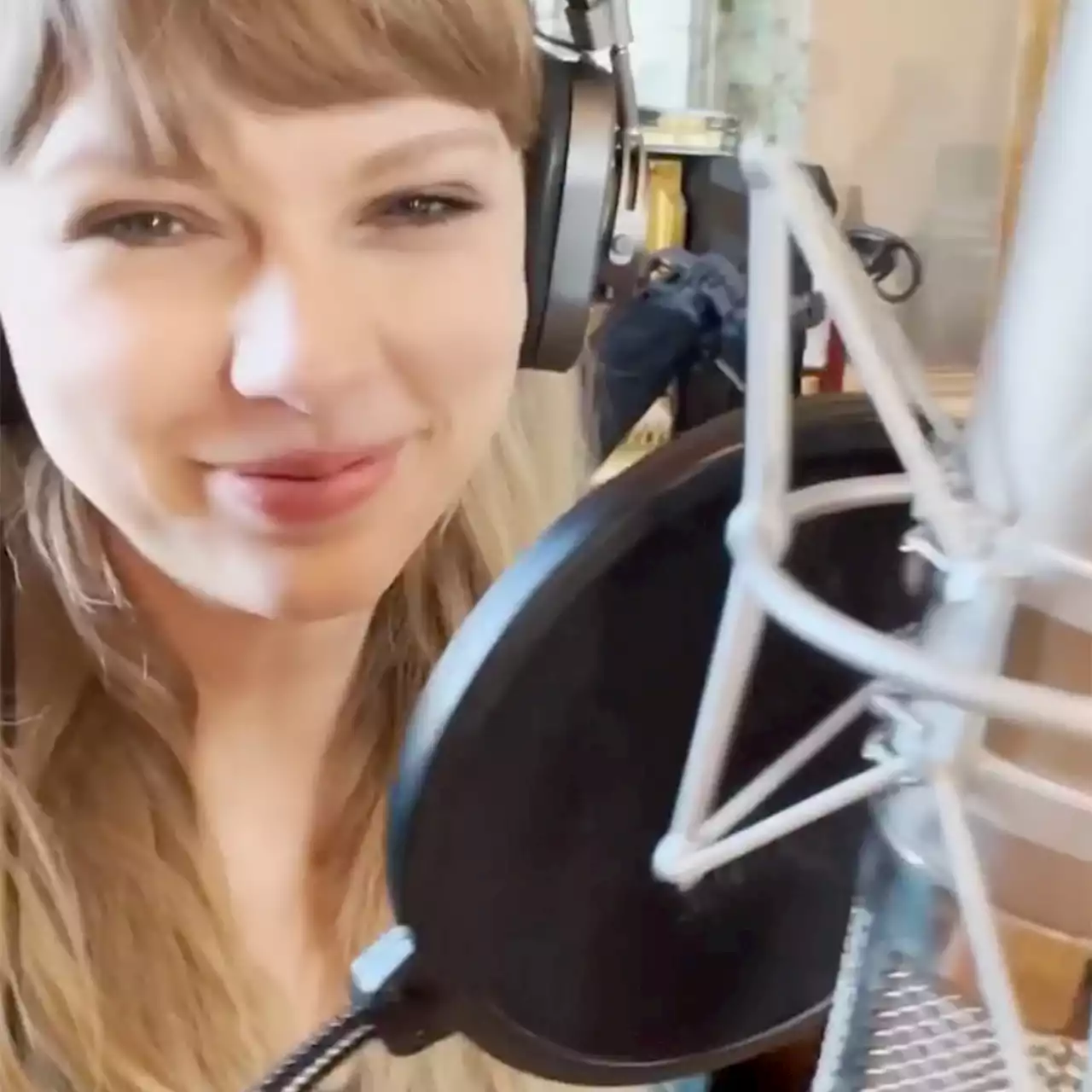 See Taylor Swift Create Her Midnights Album in Behind-the-Scenes Footage - E! Online