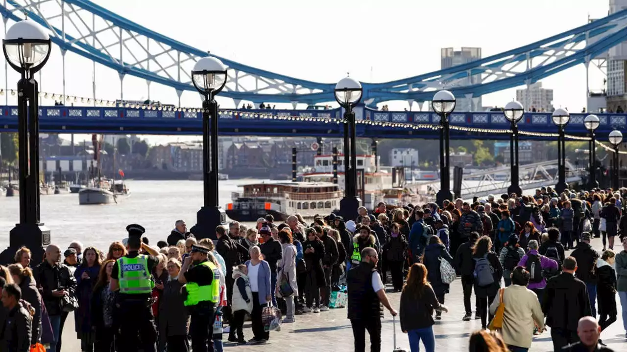 Thousands wait in cold to view Queen Elizabeth II's coffin